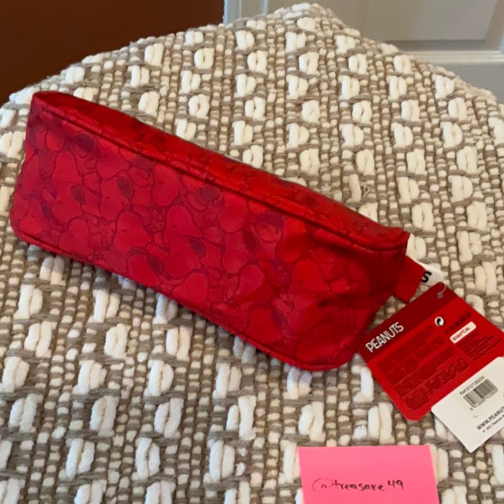 PEANUTS -  New red carrying case/ pouch with multiple characters printed - Picture 3 of 5